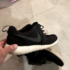Nike Roshe Run size 10 lightly worn